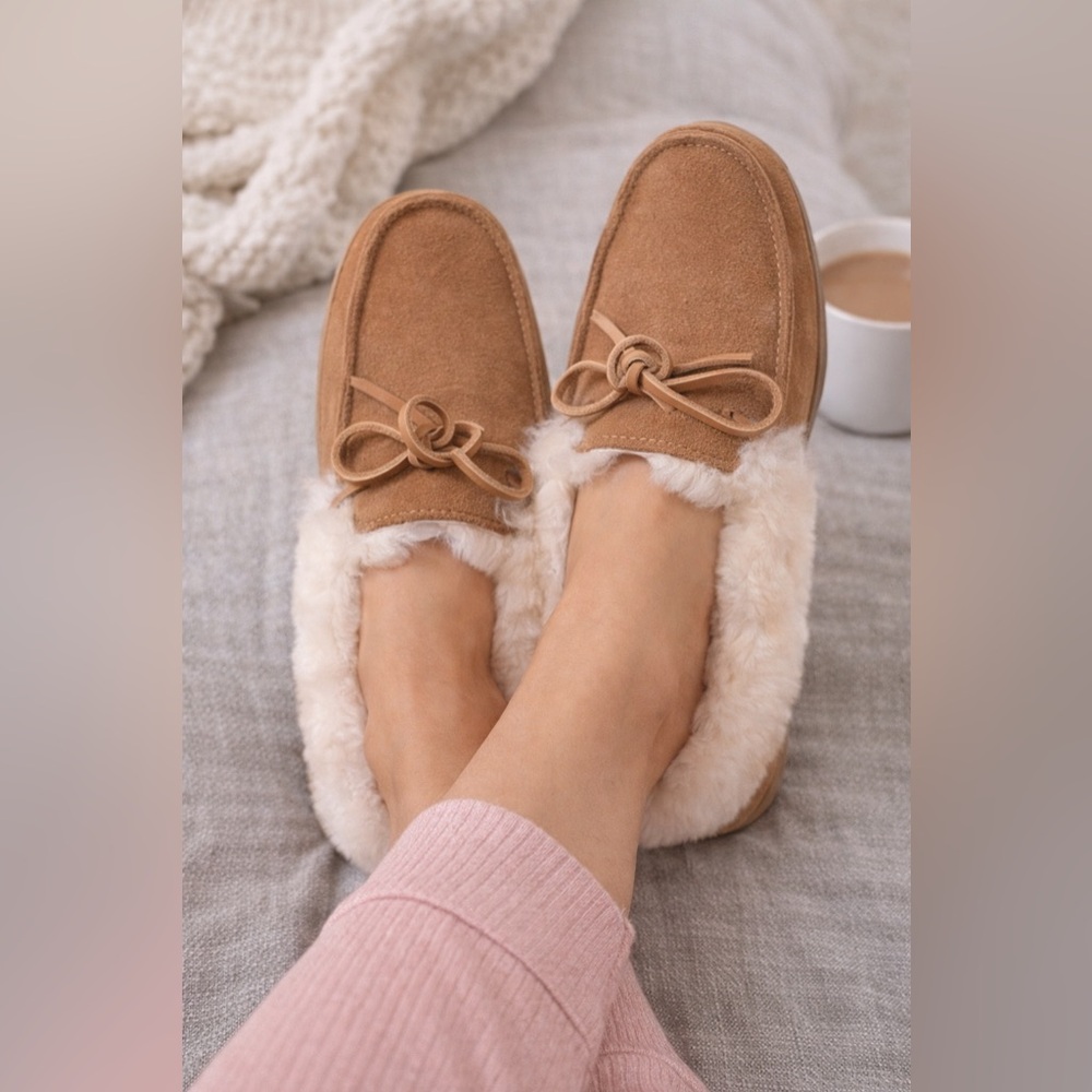 DLuxe by Dearfoams Women’s Size 8 Suede Moccasin Slippers Faux Fur Lined - Picture 2 of 3